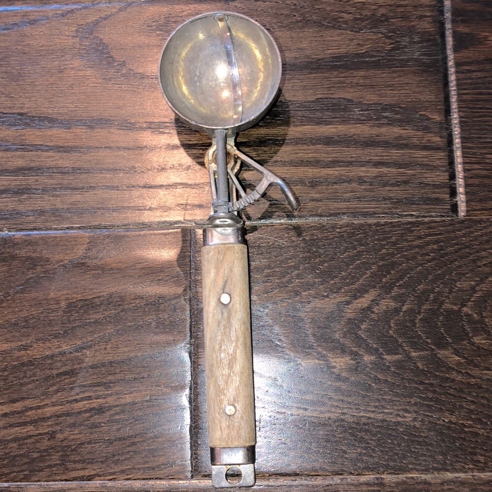 VINTAGE ice cream scooper